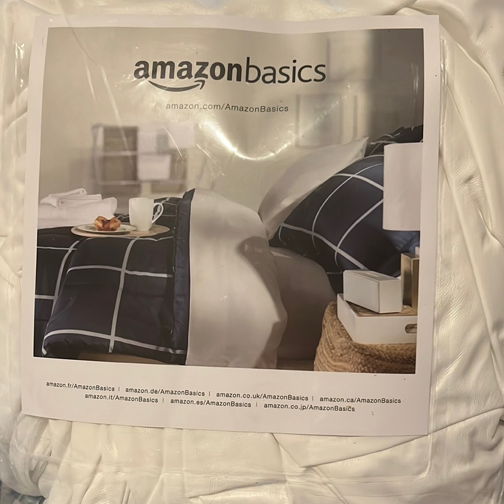 Amazon Basics Zipper-Enclosed Waterproof Mattress Cover